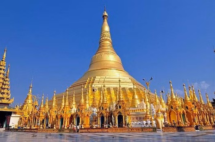 Thành phố Yangon ở Myanmar được mệnh danh “London của ĐôngNam Á”. Yangon là thành phố lớn nhất ở Myanmar, từng được biết đếnlà “London của Đông Nam Á” với những dòng ôtô nối tiếp, rất ít xe máy xuất hiệnở thành phố này.