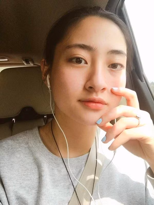 Cô nàng 'chăm' khoe mặt mộc đến nỗi người hâm mộ cũng dần trở nên không quá xa lạ với hình ảnh nàng Hậu đầy giản dị mộc mạc ở đời thường như thế này