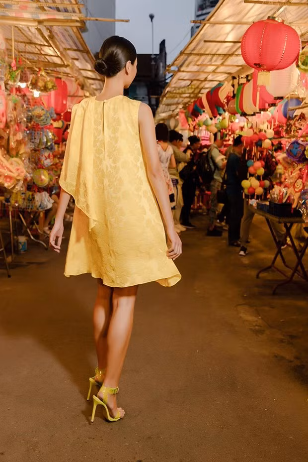  Trong bộ ảnh hé lộ bộ sưu tập Chớm Thu 2019, êkíp của nhà thiết kế Hà Linh Thư chọn bối cảnh tấp nập của phố xá vào đúng dịp Trung thu