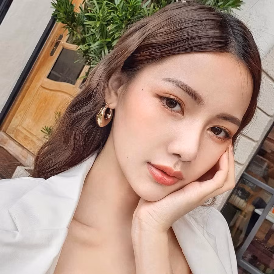 Người đẹp 9X có chiều cao 1,69 m, thân hình chuẩn cùng gương mặt xinh xắn và đặc biệt là nụ cười tươi đầy cuốn hút. 