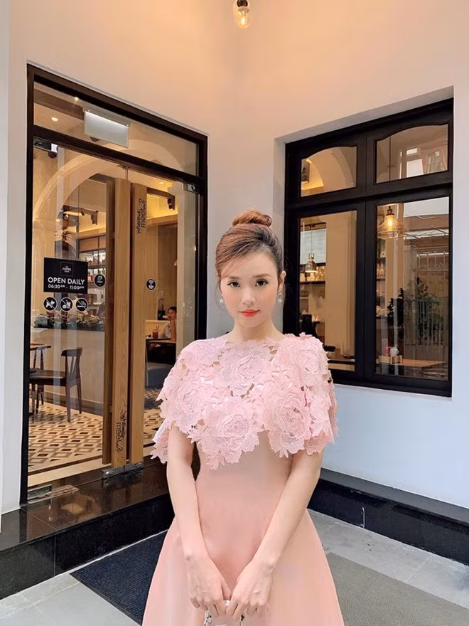 Ngoài màn nhận xét chưa tinh tế, Midu từng nhận ý kiến trái chiều về những bộ cánh gợi cảm không phù hợp. Tuy nhiên, sau đó người đẹp thay đổi bản thân với trang phục hở vừa đủ, khoe khéo sự tinh nữ tính và vóc dáng thon gọn.