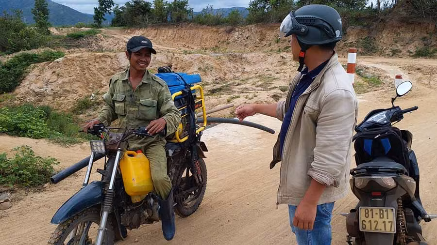 Anh Đinh Blơn, làng Hway (xã Hà Tam, huyện Đak Pơ) chở máy bơm nước đi cứu ruộng lúa của gia đình. Ảnh: Lê Nam