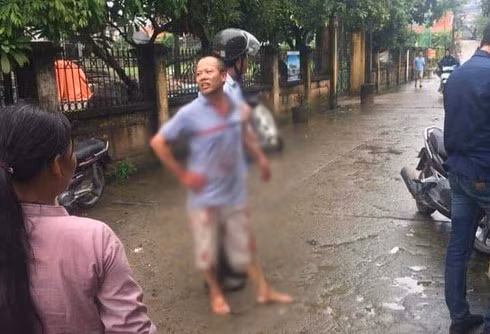 Nguyễn Văn Đông bị công an tạm giữ sau khi gây ra vụ thảm án chấn động làm 5 người thương vong.