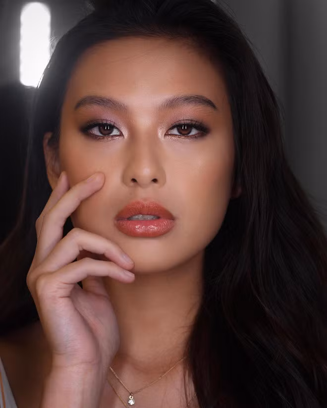  Mỹ nhân 24 tuổi là con gái của Melanie Marquez - mỹ nhân giành vương miện Hoa hậu Quốc tế 1979 đồng thời là chuyên gia đào tạo hoa hậu nổi tiếng, quyền lực tại Philippines. Tân hoa hậu còn có chị họ là Wynwyn Marquez, đoạt danh hiệu Reina Hispanoamericana 2017 (Nữ hoàng Mỹ Latin 2017) - ẢNH: INSTAGRAM NV