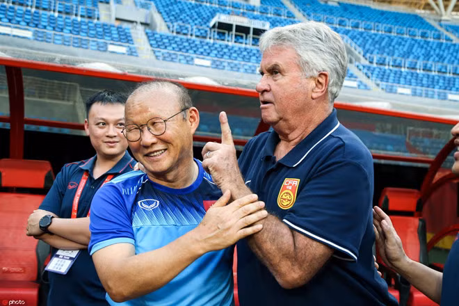 HLV Hiddink trong lần gặp lại HLV Park Hang-seo đầu tháng 9 tại Trung Quốc. Ảnh: IC Photo.