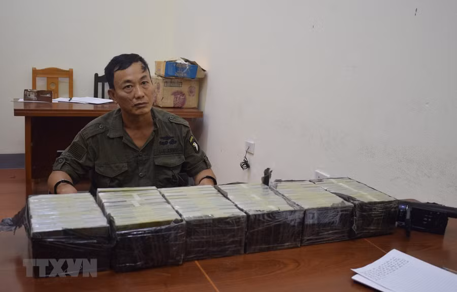 Trong ảnh: Đối tượng Lê Hồng Phong cùng số heroin bị bắt giữ. (Nguồn: TTXVN/Vietnam+)