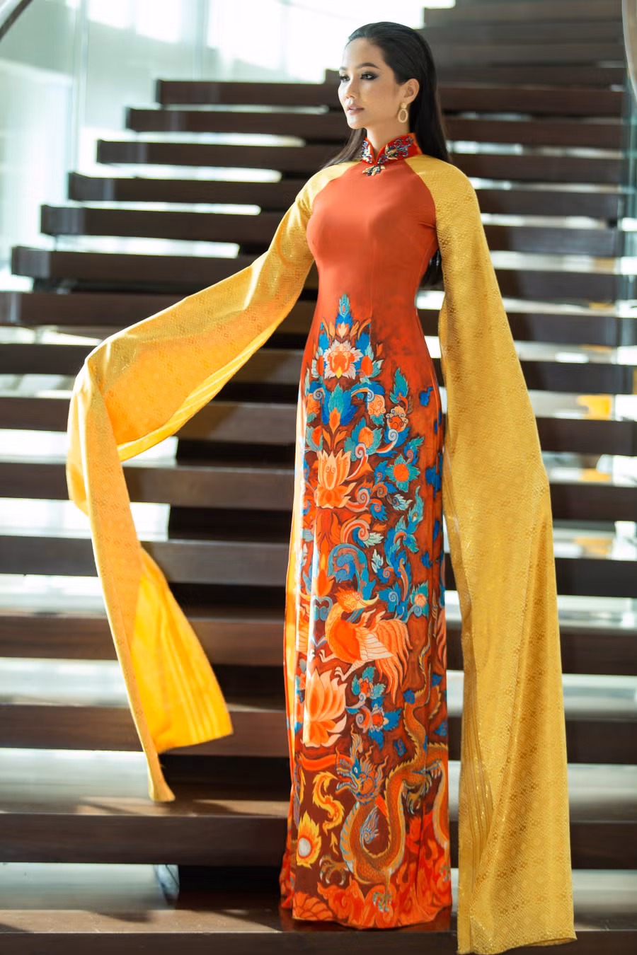Thậm chí, người đẹp còn hào hứng thể hiện những bước catwalk điêu luyện trong nền nhạc 