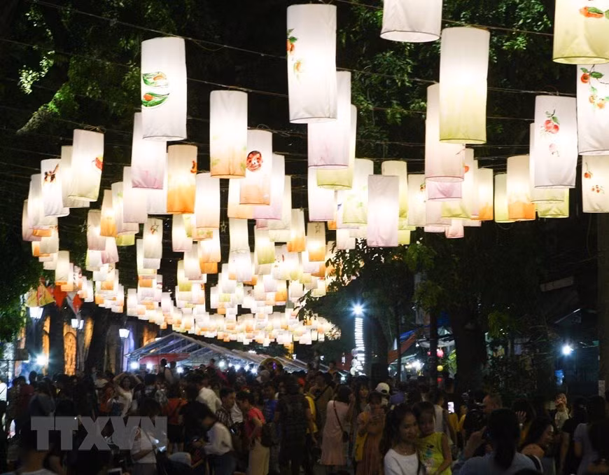 Không gian phố bích họa Phùng Hưng rực rỡ, cuốn hút với hàng trăm chiếc đèn lồng.
