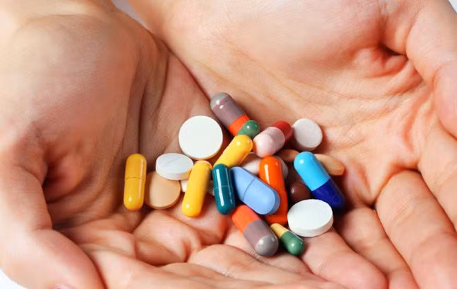 Trong trường hợp đang uống một số loại thuốc như thuốc chống đông máu, thuốc điều trị HIV/AIDS... người bệnh không nên ăn tỏi, vì nó có thể tạo ra một số tác hại cho sức khỏe. Ảnh minh họa: Internet