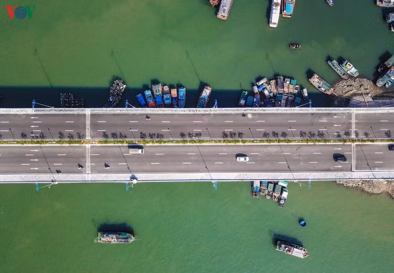 Tuyến đường mới được nâng cấp trên đường Trần Quốc Nghiễn dài 1,2km, rộng gấp 2 lần đường cũ với 6 làn xe, phần đường xe chạy rộng 18m, vỉa hè hai bên rộng 7m. Tổng mức đầu tư 350 tỷ đồng lấy từ nguồn ngân sách địa phương.