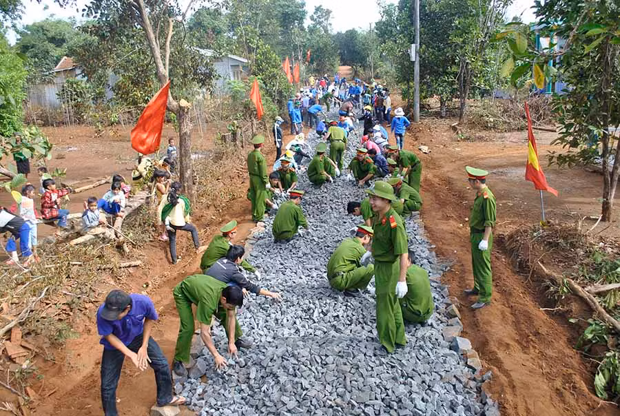 Lực lượng Công an và đoàn viên, thanh niên địa phương chung tay làm đường giao thông nông thôn. Ảnh: LÊ ÁNH