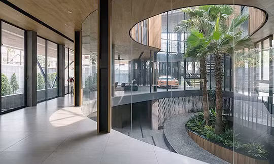  Chủ nhà là người sưu tầm xe hơi nên khu vực tầng hầm có sức chứa bảy chiếc xe hơi, cùng khu vực sân giữa được thiết kế để lấy ánh sáng tự nhiên và thông gió trời.