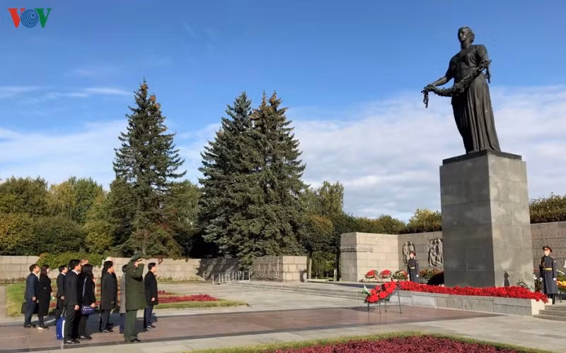  Ông Võ Văn Thưởng đặt vòng hoa tại Nghĩa trang Tưởng niệm các nạn nhân trong Chiến tranh Thế giới thứ II Pikarepsky.