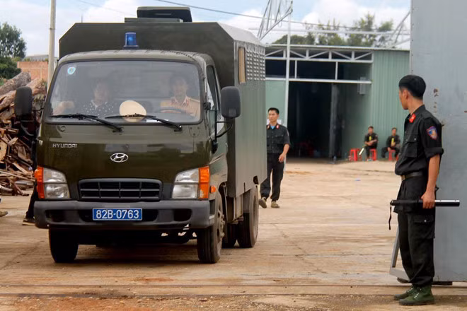 Công an khám xét nhà xưởng tại tỉnh Kon Tum. Ảnh: T. N. Công an khám xét nhà xưởng tại tỉnh Kon Tum. Ảnh: T. N.
