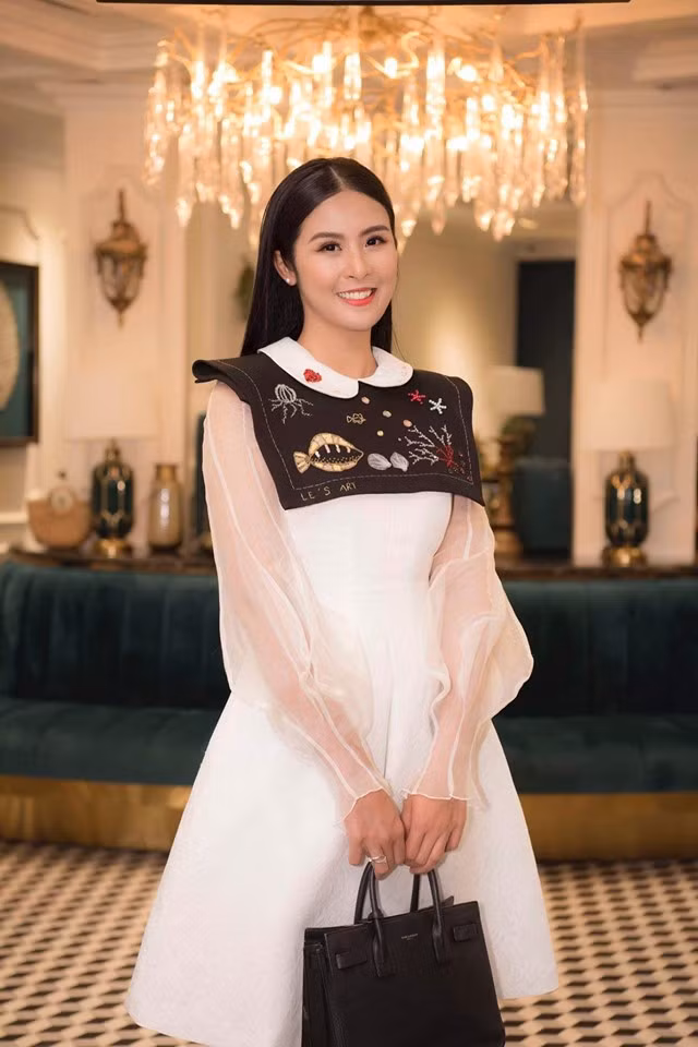  Hoa hậu Ngọc Hân giản dị và thanh lịch với bộ cánh kín đáo.