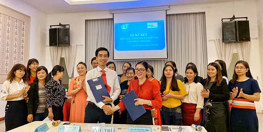  Ký kết thỏa thuận hợp tác về việc hỗ trợ phụ nữ phát triển toàn diện. Ảnh: H.N