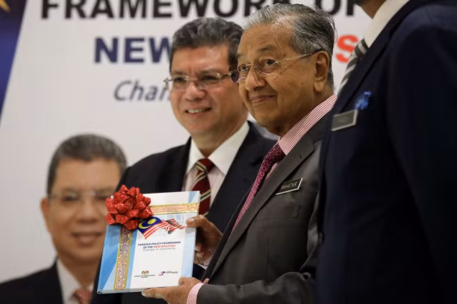 Thủ tướng Malaysia Mahathir Mohamad cùng Ngoại trưởng Saifuddin Abdullah ra mắt tài liệu Khung chính sách ngoại giao mới hôm 18.9 - Ảnh Reuters