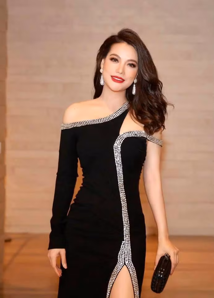  Nữ diễn viên 'Hương Ga' luôn chọn những chiếc đầm bó sát nữ tính với những khoảng hở táo bạo để lộ đường cong. 