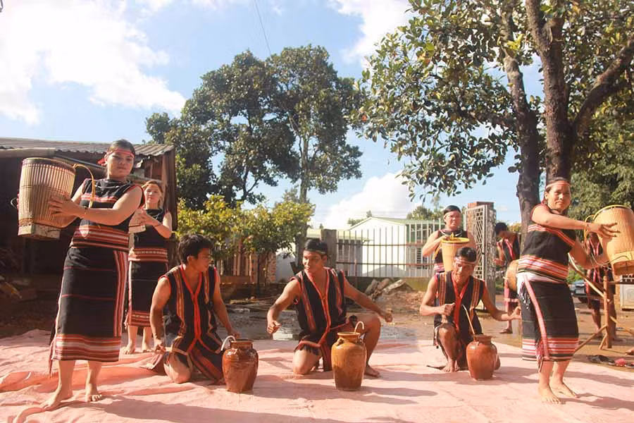  Nghệ nhân làng Chuét 2 (phường Thắng Lợi, TP. Pleiku) tập luyện chuẩn bị cho chương trình “Sắc màu văn hóa Gia Lai” diễn ra tại Hà Nội. Ảnh: V.T.T