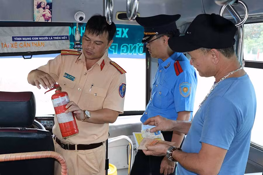  Đoàn liên ngành kiểm tra an toàn kỹ thuật phương tiện xe ô tô đưa đón học sinh tại Trường Quốc tế Châu Á Thái Bình Dương Gia Lai. Ảnh: L.H