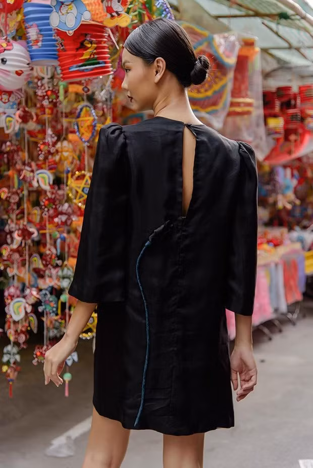 Bộ sưu tập này từng được Hà Linh Thư trình làng trong sự kiện Vietnam Runway Fashion Week do siêu mẫu Xuân Lan tổ chức vào cuối tháng Tám vừa qua tại Thành phố Hồ Chí Minh.
