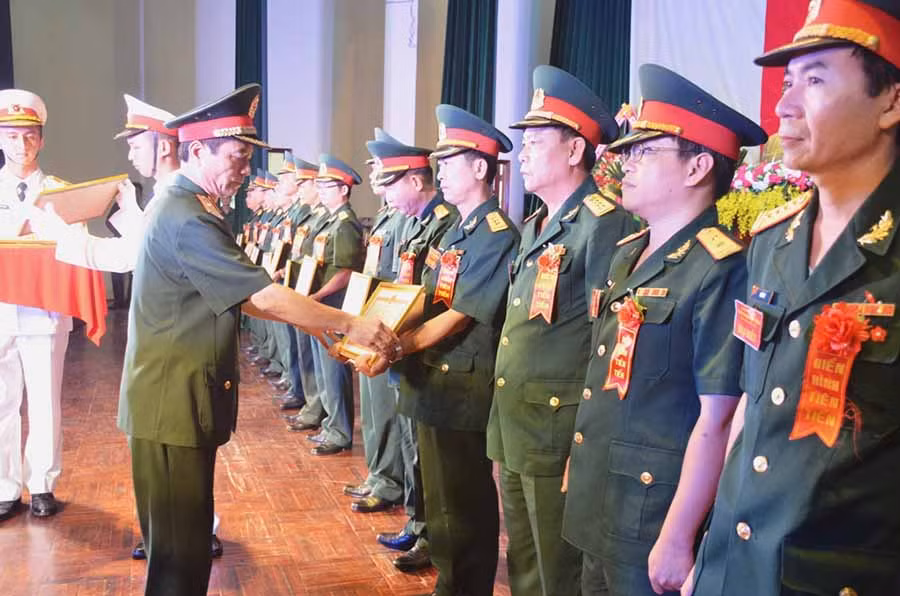 Tặng bằng khen cho các tập thể, cá nhân xuất sắc. Ảnh: V.H Tặng bằng khen cho các tập thể, cá nhân xuất sắc. Ảnh: V.H