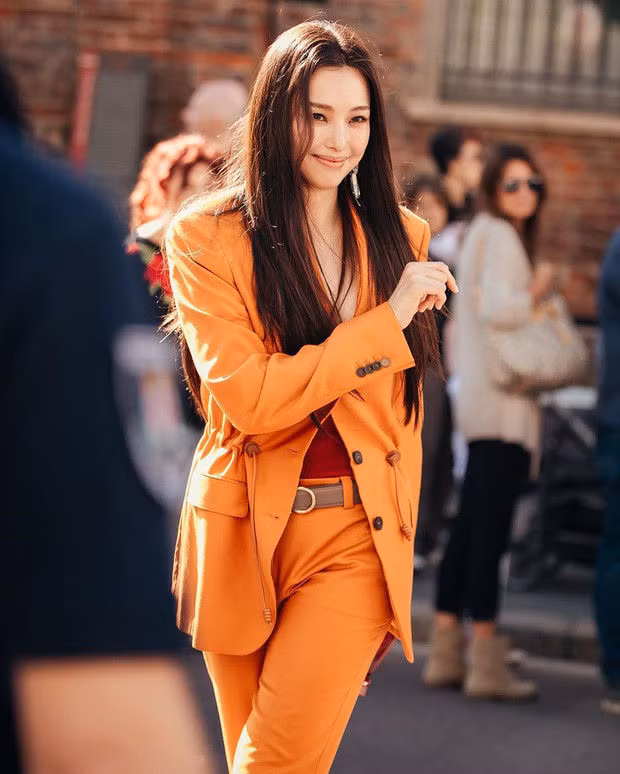  Người hâm mộ quê nhà xứ Hàn cho rằng lâu lắm rồi mới thấy một mỹ nhân Châu Á gây sốt trên đường phố tại một tuần lễ thời trang quốc tế như thế này