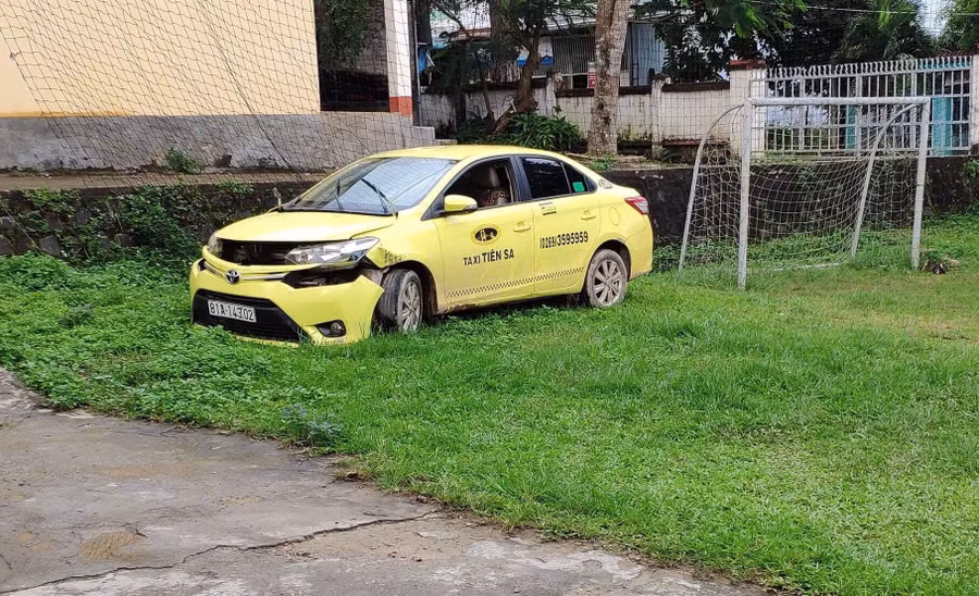 Chiếc taxi bị các đối tượng dùng súng cướp. Ảnh: Văn Ngọc