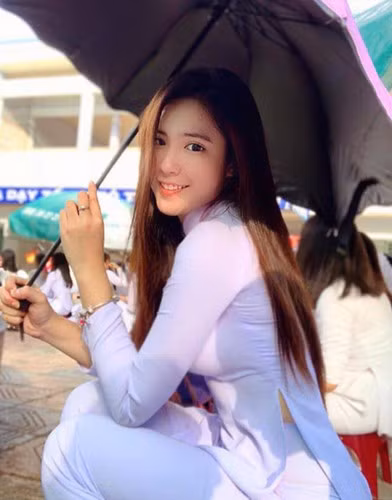 Bên cạnh gương mặt đẹp, Đoan Nghi hút người nhìn bằng thân hình nóng bỏng. Dù mặc áo dài kín đáo nhưng nữ sinh Đồng Tháp vẫn khoe đường cong gợi cảm.