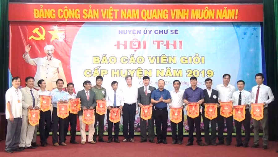  Lãnh đạo huyện Chư Sê tặng cờ lưu niệm cho các thí sinh dự thi. Ảnh: Anh Quân