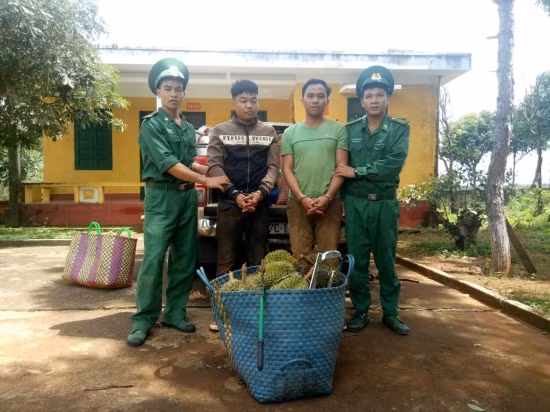Hai đối tượng cùng tang vật. Ảnh: Văn Hoàn Hai đối tượng cùng tang vật. Ảnh: Văn Hoàn