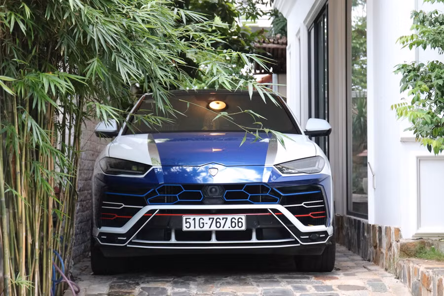 Siêu SUV về Việt Nam vào tháng 11/2018 theo diện nhập khẩu chính hãng. Sau đó, siêu SUV được dán decal chrome bóng trước Tết Nguyên đán. Sau Tết, Minh Nhựa tiếp tục đổi phong cách với decal tone màu xanh trắng đỏ và sử dụng đến nay. Ảnh: Thịnh BMW.
