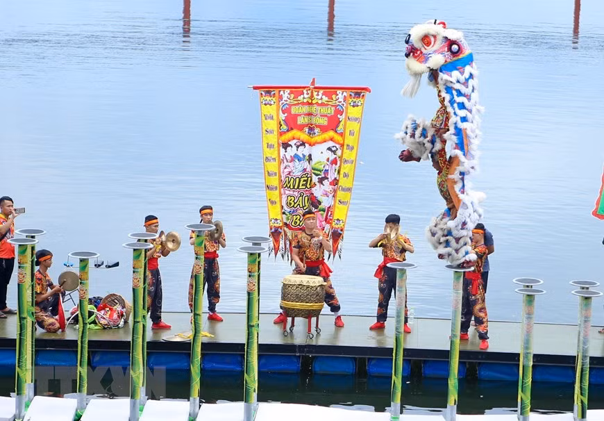  Biểu diễn nội dung múa lân Mai hoa thung trên mặt nước tại lễ hội Lân Sư Rồng Quốc tế Đà Nẵng năm 2019.