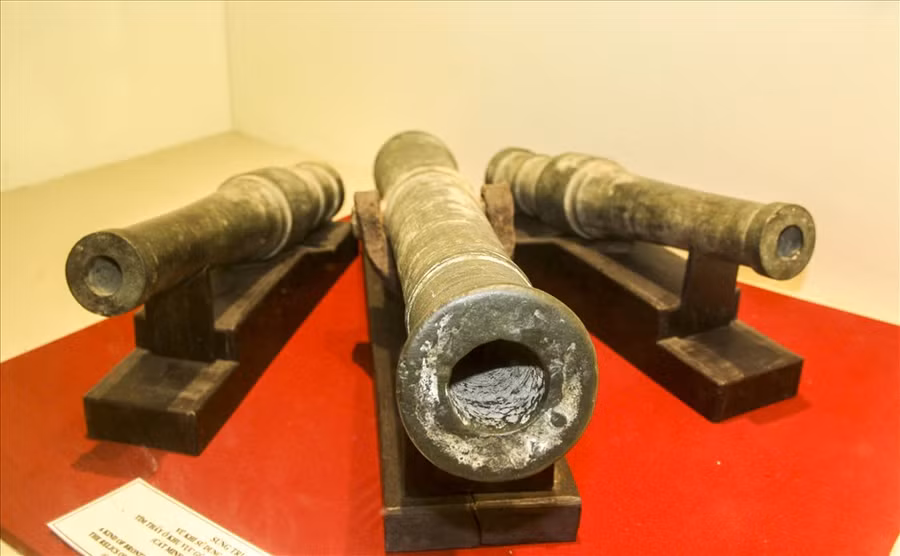  Súng trụ - vũ khí thời Tây Sơn, tìm thấy ở khu vực gò Kho – căn cứ quan Tây Sơn (xã Cát Minh, huyện Phù Cát, Bình Định). 