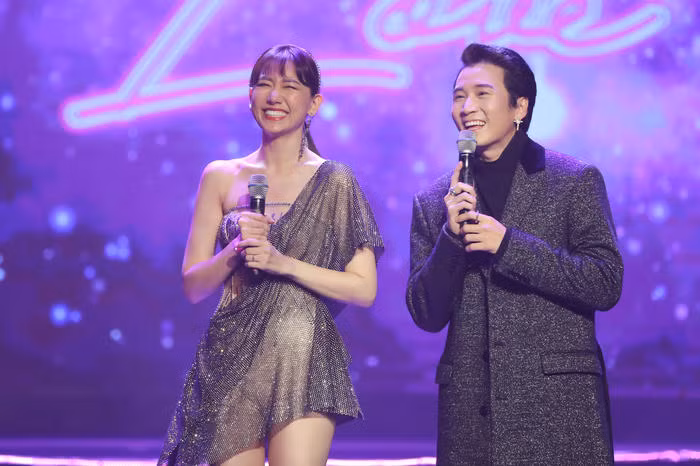  Trong concert mới đây của mình, Hari Won cũng từng diện qua thiết kế này, nhưng nữ ca sĩ lại chọn tóc buộc thấp, đính dây lấp lánh, khác biệt hơn hẳn.