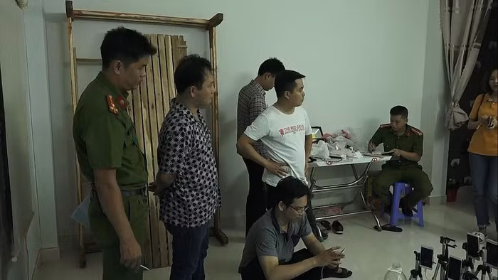  Lực lượng chức năng khám xét bên trong một phòng của 