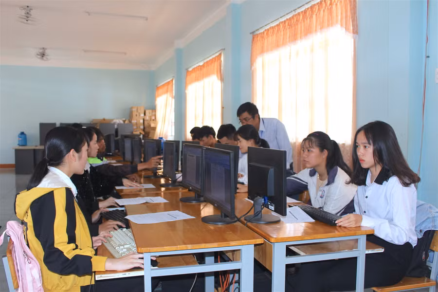 Dạy nghề trong trường học góp phần hướng nghiệp cho học sinh. Ảnh: M.T