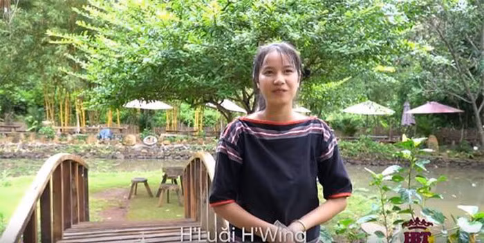 H'Luăi Hwing quen H'Hen Niê nhờ một TVC quảng cáo và cũng từ lần gặp đó, Hoa hậu Hoàn vũ Việt Nam ấn tượng với vẻ đẹp chưa được khai sáng hết của người em đồng hương nên đã đến tận nhà thuyết phục H'Luăi Hwing tham dự cuộc thi.