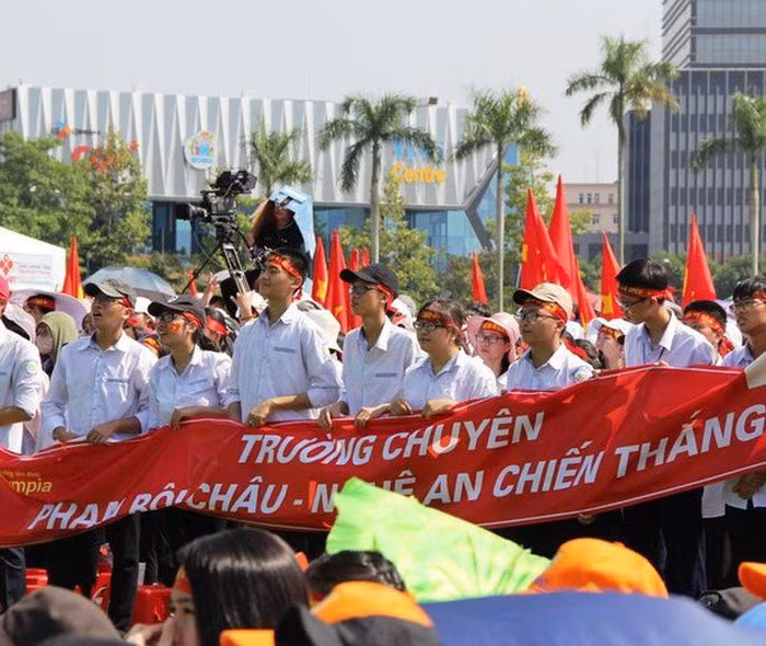 Các em học sinh Trường chuyên Phan Bội Châu cổ vũ hết mình cho Trần Thế Trung
