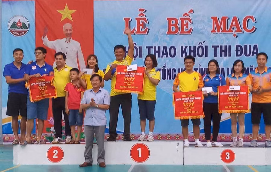Ban tổ chức trao phần thưởng cho các đoàn có thành tích cao tại hội thao. Ảnh: Hà Phương