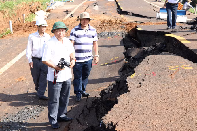  Đại biểu Đinh Duy Vượt, Phó trưởng đoàn ĐBQH tỉnh Gia Lai (đội mũ xanh) thị sát công trình hư hỏng