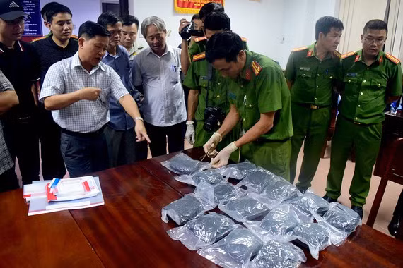 Công an kiểm tra tang vật thu giữ
