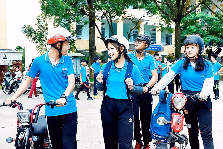  Học sinh Trường THCS Phạm Hồng Thái (TP. Pleiku) đội mũ bảo hiểm khi tham gia giao thông. Ảnh: Đ.T