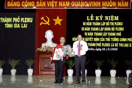 Ông Hoàng Công Lự - Phó Chủ tịch thường trực UBND tỉnh trao Quyết định của Thủ tướng Chính phủ công nhận đô thị loại II cho lãnh đạo UBND thành phố. Ảnh: Đức Thanh