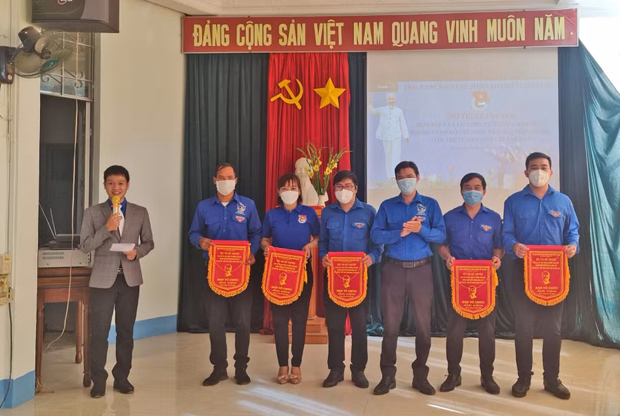 Ban tổ chức hội thi tặng cờ lưu niệm cho các cụm thi đua. Ảnh: Phan Lài