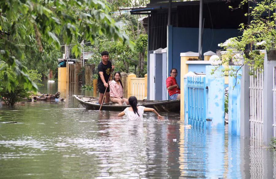  Nhiều nơi ở TP.Tam Kỳ ngập sâu do mưa lũ. Ảnh: Mạnh Cường
