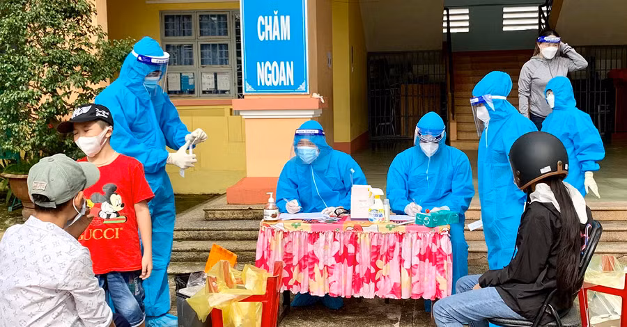  Trong ngày 2-10, các lực lượng chức năng đã lấy mẫu xét nghiệm cộng đồng trong các khu vực phong tỏa tại TP. Pleiku đối với 2.732 người (cả trường hợp F1, F2), kết quả tất cả đều âm tính. Ảnh: Như Nguyện