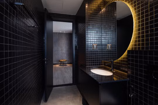 Căn hộ penhouse 195 m2 ở quận 2 (TP HCM) lấy chủ đề là thiên nhiên hoang dã. Ngoài phòng khách, văn phòng APS Concept thiết kế một bức tường mô phỏng hình thù của một vách đá màu đen với những đường nét gồ ghề, tự nhiên, khiến người ở có cảm giác đang đứng cạnh một ngọn núi hùng vĩ.