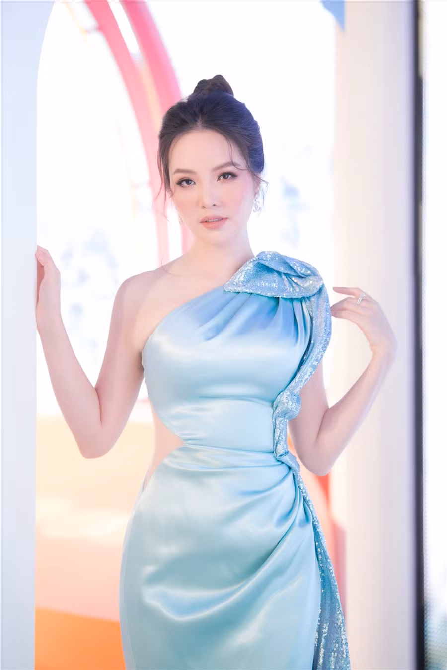 Trong thời gian dịch bệnh, bên cạnh công việc tại nhà Đài, Á hậu Thụy Vân cân đối thời gian cho việc tập luyện thể dục tại nhà cũng như chế độ ăn phù hợp để vừa đảm bảo sức khỏe và cân nặng. Ảnh: NVCC