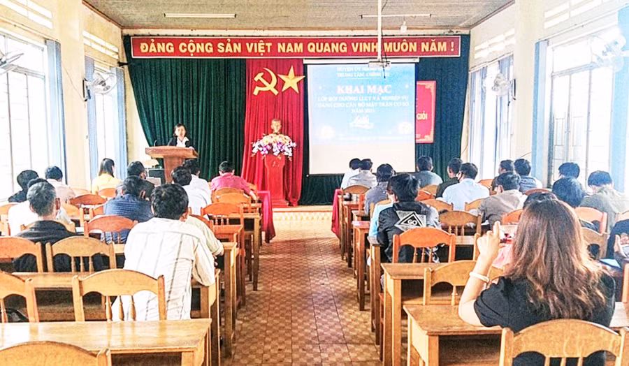  Quang cảnh lớp bồi dưỡng lý luận chính trị và nghiệp vụ công tác Mặt trận tại huyện Mang Yang. Ảnh: Kỳ Anh